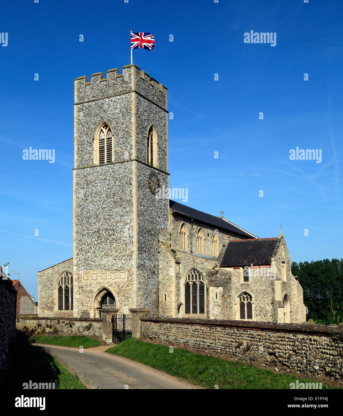 Inglese chiesa medievale, Union Jack Flag, Wighton, Norfolk Inghilterra Inglese Regno Unito chiese torri di avvistamento battenti bandiere Foto Stock