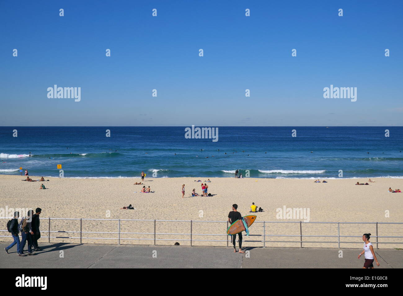 La spiaggia di Bondi, Sydney, Australia. Il 3 giugno, 2014. Sydney continua a godere di temperature sopra la media con le spiagge ancora occupato in inverno, martedì 3 giugno 2014 Credit: martin berry/Alamy Live News Foto Stock