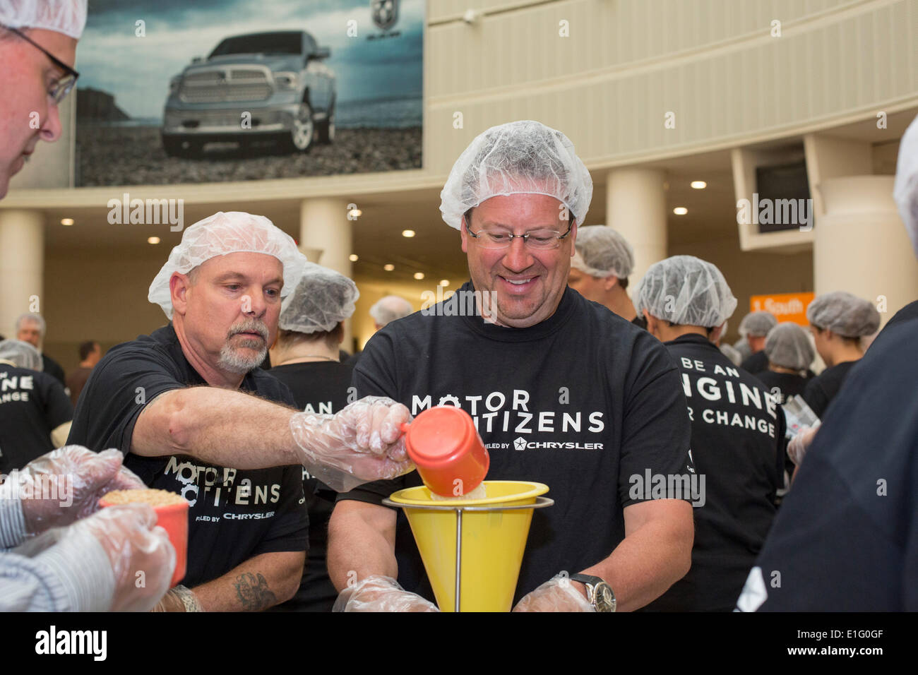 Auburn Hills, Michigan, Stati Uniti d'America. Chrysler volontari dipendenti di preparare pasti pacchetti per fermare la fame ora, una fame internazionale agenzia di rilievo. Il cibo sarà inviata in Brasile alla scuola di sostegno ai programmi di alimentazione. Credito: Jim West/Alamy Live News Foto Stock