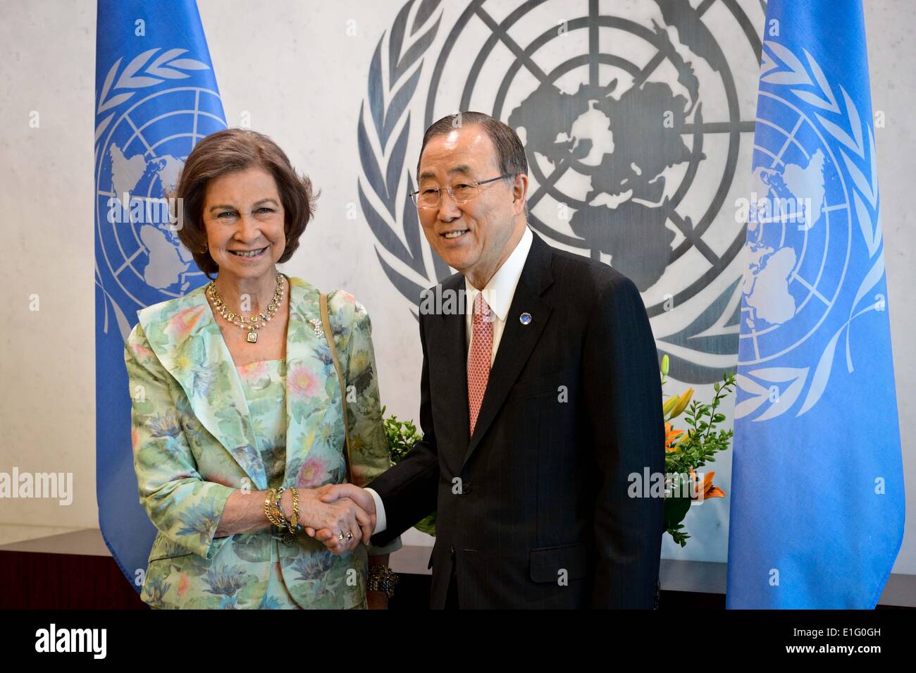 New York, Stati Uniti d'America. Il 3 giugno, 2014. Segretario Generale delle Nazioni Unite Ban Ki-moon (R) scuote le mani con la regina Sofia di Spagna prima del loro incontro presso la sede delle Nazioni Unite a New York il 3 giugno 2014, un giorno dopo il Re Juan Carlos di Spagna ha annunciato la sua abdicazione in favore del figlio, il 46-anno-vecchio Principe Felipe. Credito: Niu Xiaolei/Xinhua/Alamy Live News Foto Stock