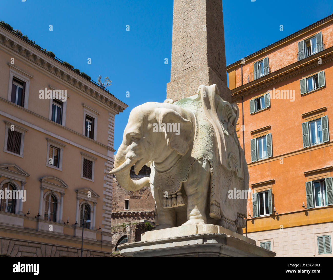 Roma, Italia. Piazza della Minerva. Il XVII secolo la scultura di elefante del Bernini l'allievo di Ercole Ferrata Foto Stock