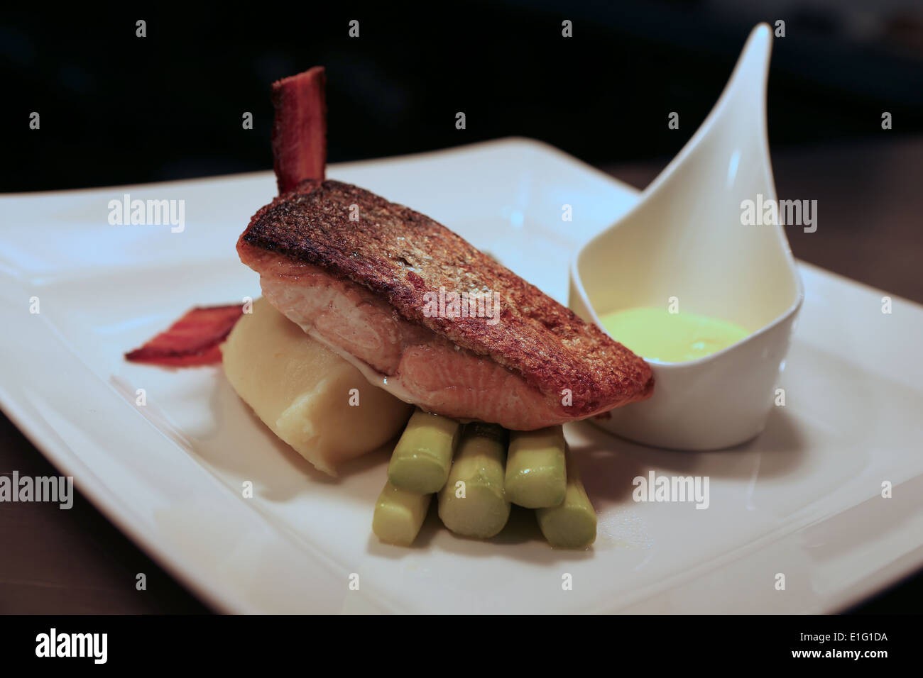 Fotografia di alimentare il salmone purea potatoe pancetta salsa agli asparagi ricetta alimentare Foto Stock