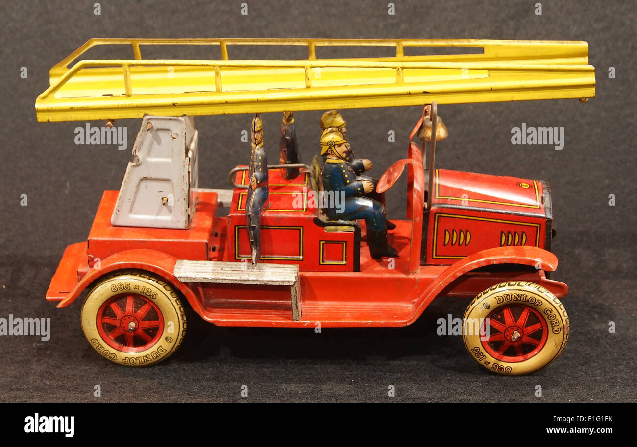 Un furgone del fuoco giocattolo in stagno vintage che mette in risalto la maestria e il design dei giocattoli classici. Questo oggetto da collezione rappresenta la produzione di giocattoli della metà del XX secolo, con dettagli intricati e fascino nostalgico. Foto Stock Un furgone del fuoco giocattolo in stagno vintage che mette in risalto la maestria e il design dei giocattoli classici. Questo oggetto da collezione rappresenta la produzione di giocattoli della metà del XX secolo, con dettagli intricati e fascino nostalgico. Foto Stock