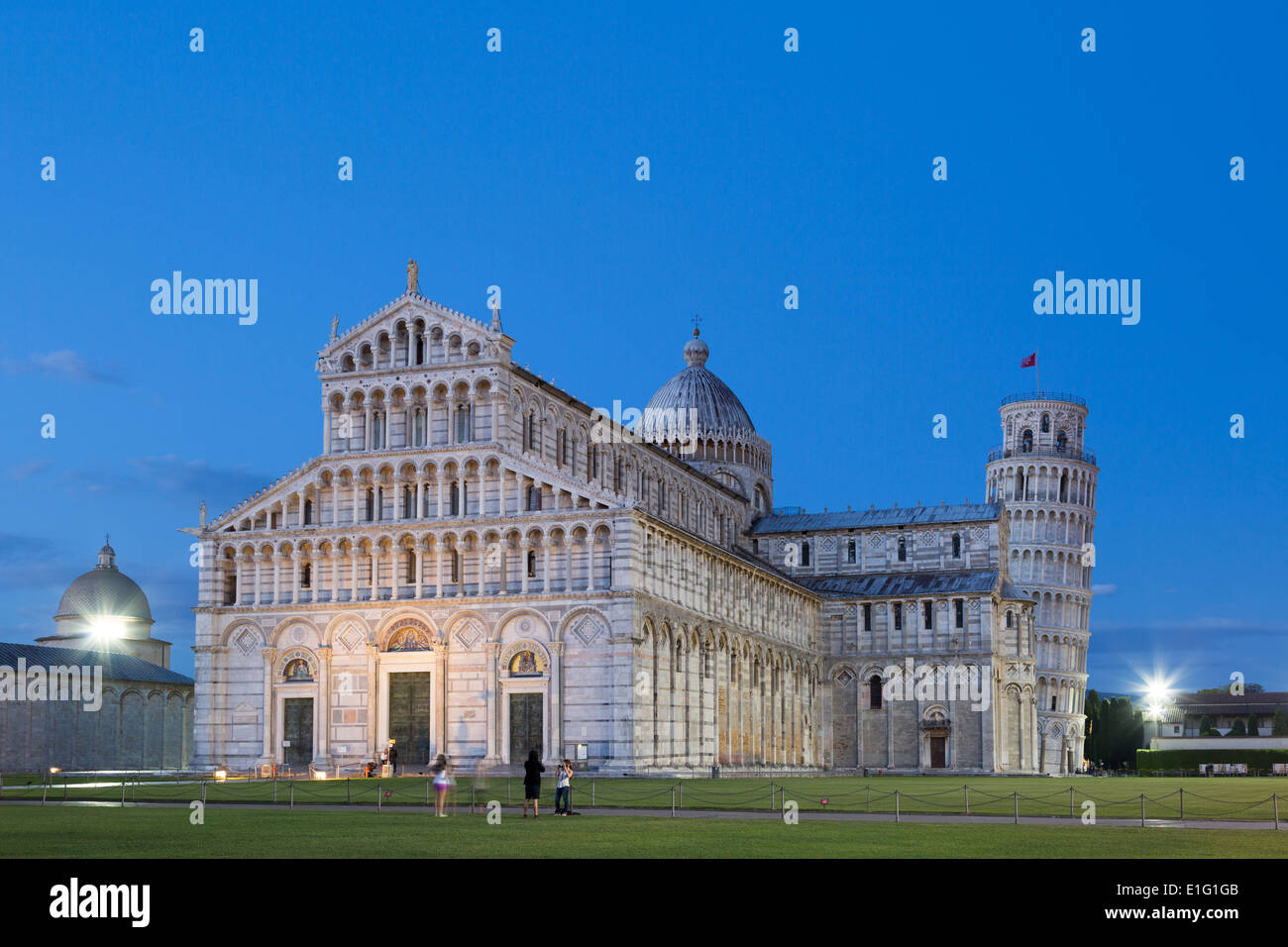 Piazza dei Miracoli, il Duomo, la Torre Pendente di Pisa, Toscana, Italia Foto Stock