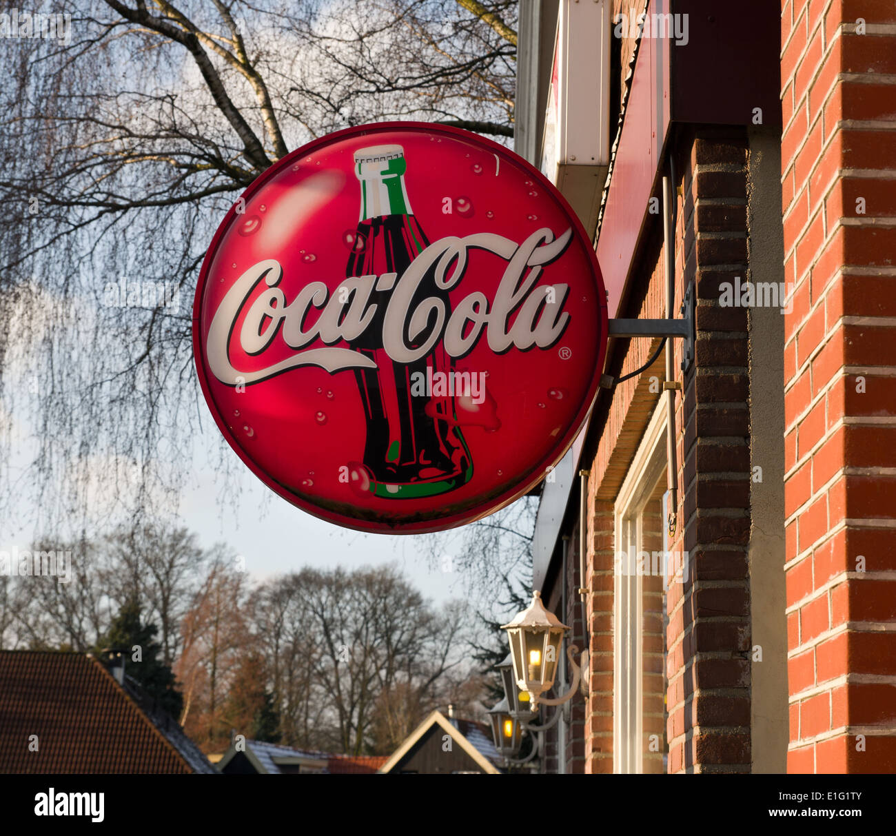 La coca-cola annuncio la protezione sulla facciata di un cafe Foto Stock