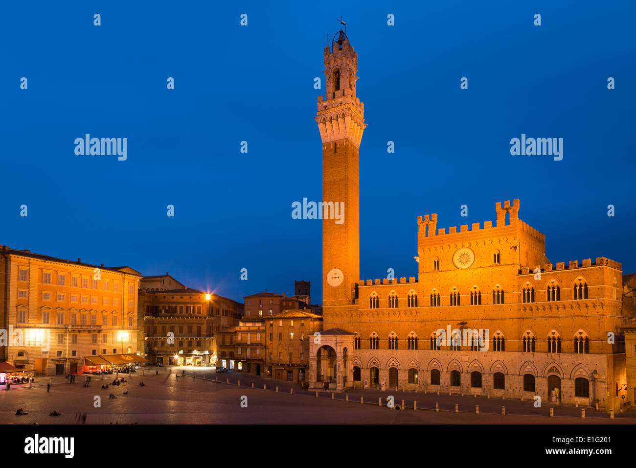 Torre del Mangia, Palazzo Pubblico, Piazza del Campo a Siena, Toscana, Italia Foto Stock