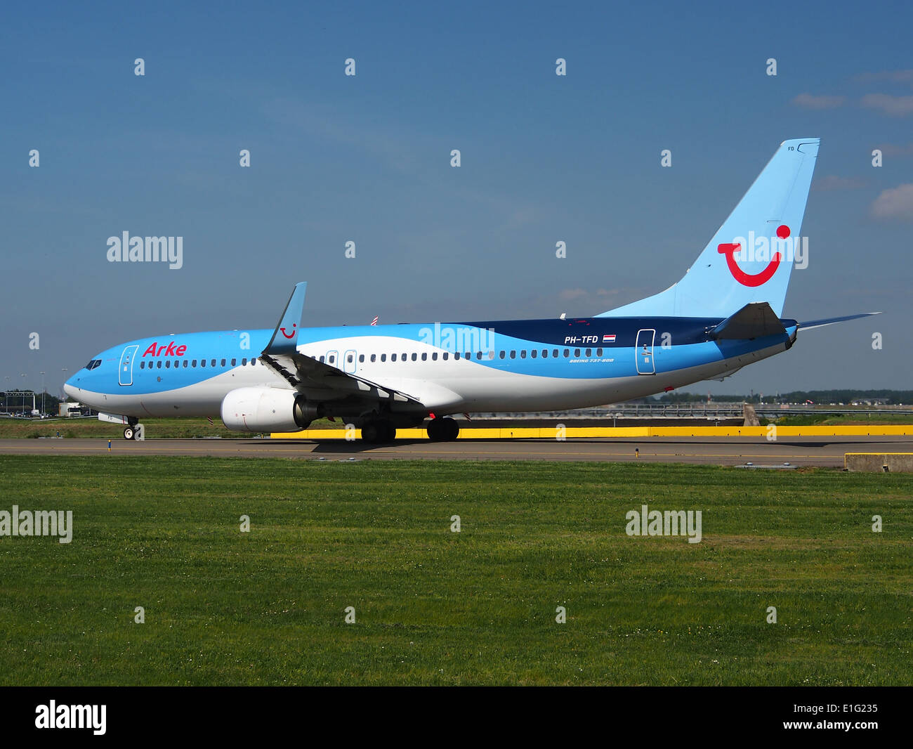 L'Arkefly Boeing 737-800, registrato PH-TFD, si trova all'aeroporto di Schiphol (AMS) nei Paesi Bassi. Questo velivolo a fusoliera stretta fa parte della flotta di Arkefly, utilizzata principalmente per voli a corto e medio raggio in tutta Europa. Foto Stock