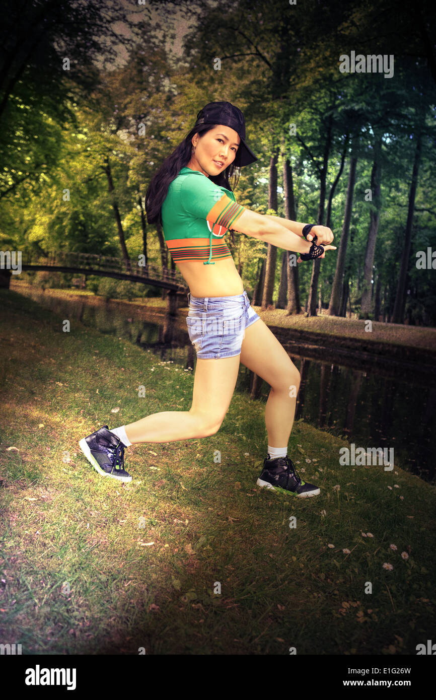 Giovane donna in abiti sportivi in ballo reggaeton o hiphop stile nel  parco. Immagine con filtro e gli effetti di texture Foto stock - Alamy