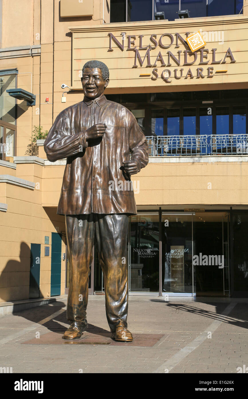 Nelson Mandela statua in Nelson Mandela Square, Sandton Johannesburg, Sud Africa. Foto Stock