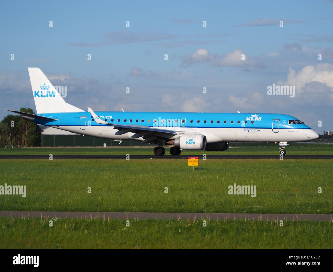 IL PH-EZB è un aereo che atterra all'aeroporto di Schiphol (AMS - EHAM) nei Paesi Bassi il 6 maggio 2014. Questo volo fa parte delle operazioni quotidiane in uno dei principali aeroporti internazionali d'Europa. Foto Stock