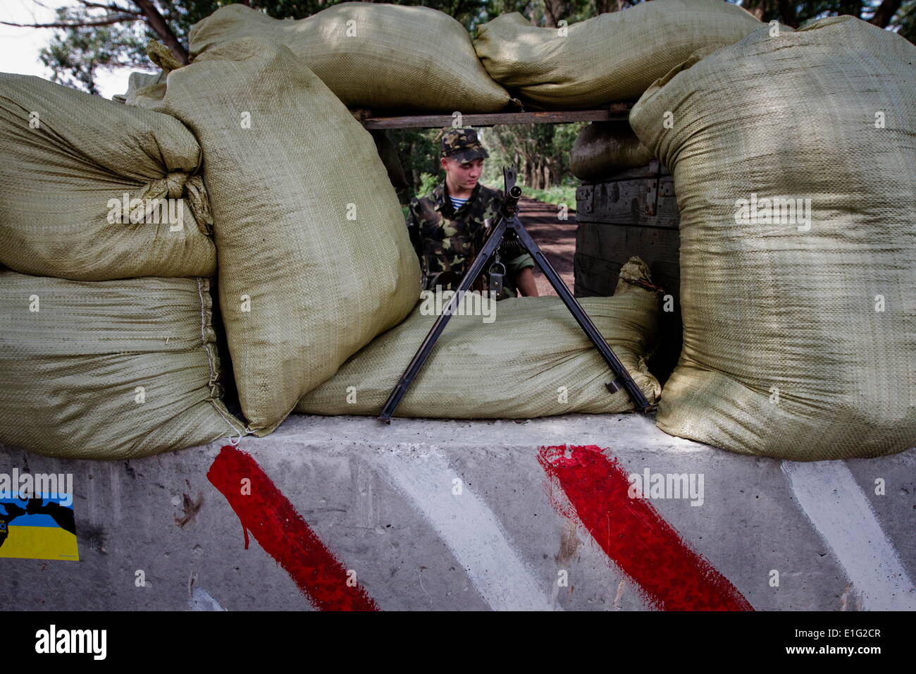 Donbas, Ucraina. Il 30 maggio 2014. Esercito ucraino paracadutista pattuglie sul territorio di anti-terrorismo Base di Opp nella regione di Donetsk © Sergii Kharchenko/NurPhoto/ZUMAPRESS.com/Alamy Live News Foto Stock