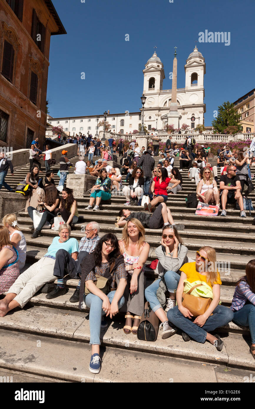 I turisti in Piazza di Spagna a sole estivo, Roma Italia Europa Foto Stock