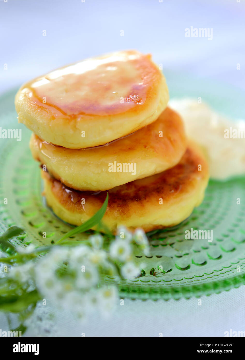 Frittelle di formaggio con miele e panna Foto Stock