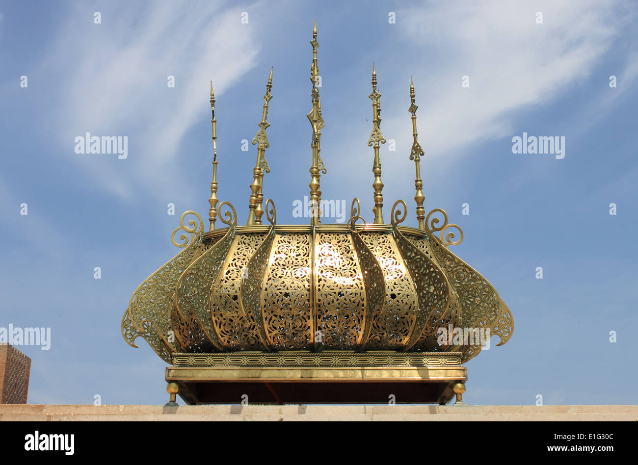 Lampada dorato nel Mausoleo di Mohammed V di Rabat, Marocco Foto Stock