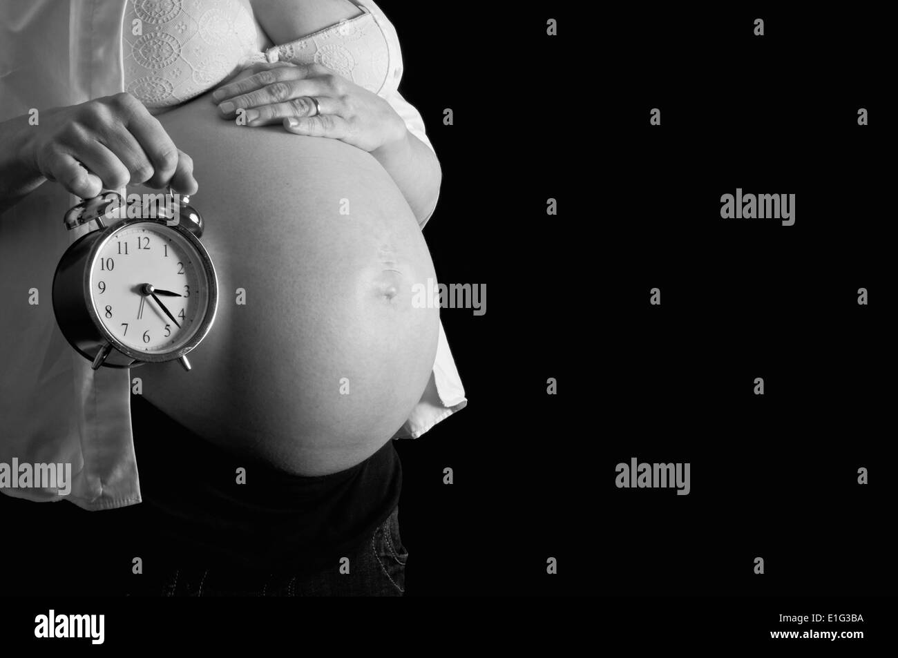 Donna incinta in attesa per la nascita di bambini Foto Stock