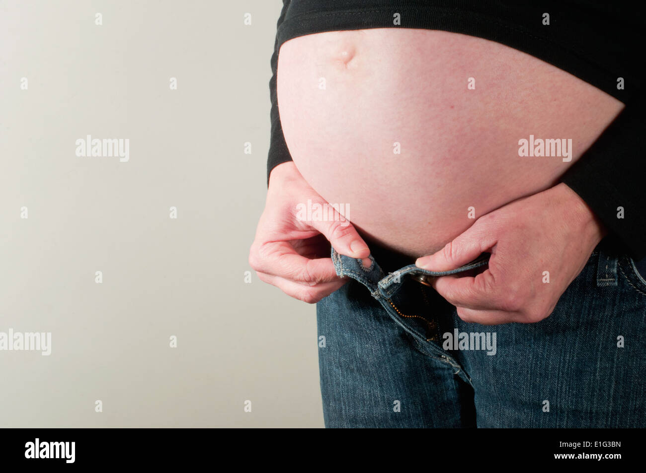 Donna incinta con pantaloni stretti Foto stock - Alamy