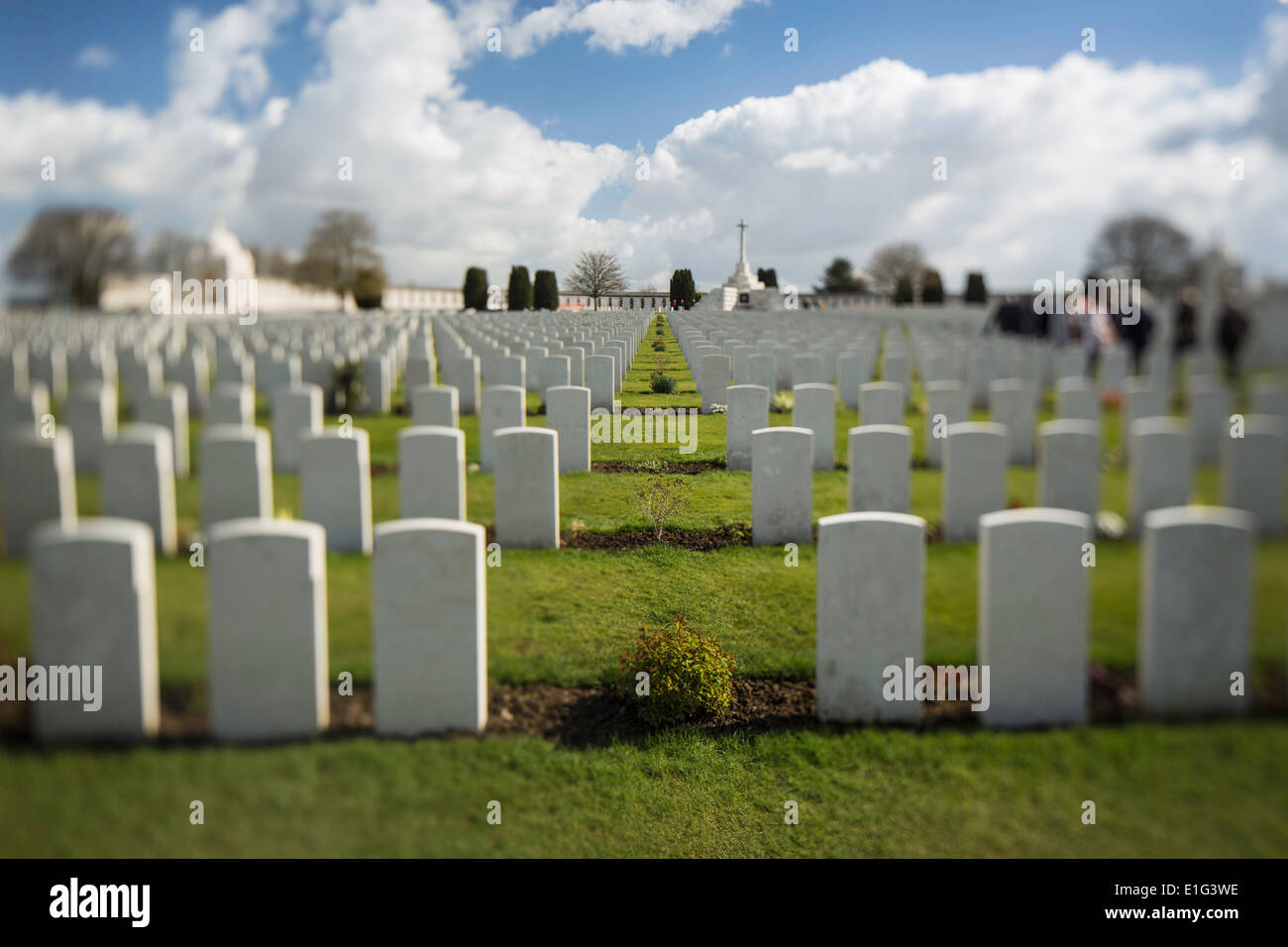 Bianco luminoso con la prima guerra mondiale (WW1) tombe in Tyne Cot cimitero nelle Fiandre Belgio Foto Stock