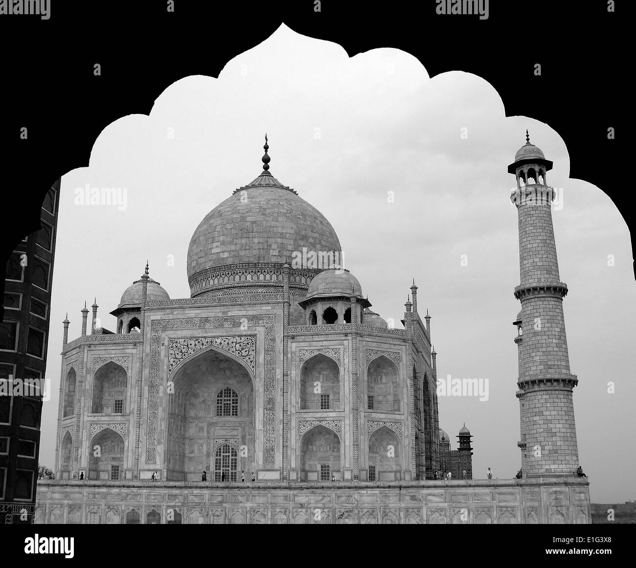 Il Taj Mahal è incorniciato da un festone archway,Agra,l'India Foto Stock