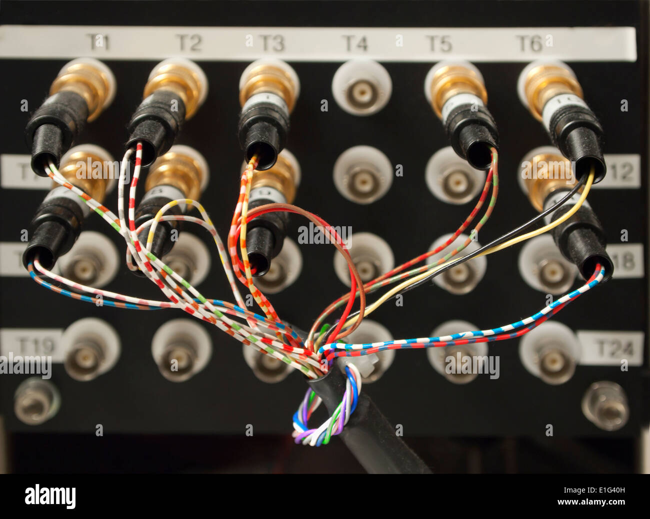 Disposizione caotica di cavi e connettori in uscita di un sistema di misurazione elettronica in electronic engineering lab. Foto Stock