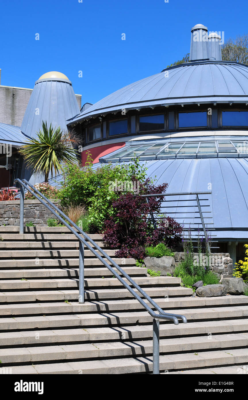 Il Round prestazioni Studio spazio si crogiola al sole estivo a Aberystwyth Arts Center, Wales, Regno Unito Foto Stock