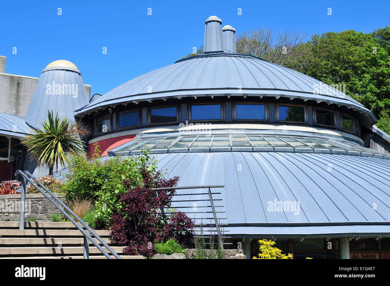 Il Round prestazioni Studio spazio si crogiola al sole estivo a Aberystwyth Arts Center, Wales, Regno Unito Foto Stock