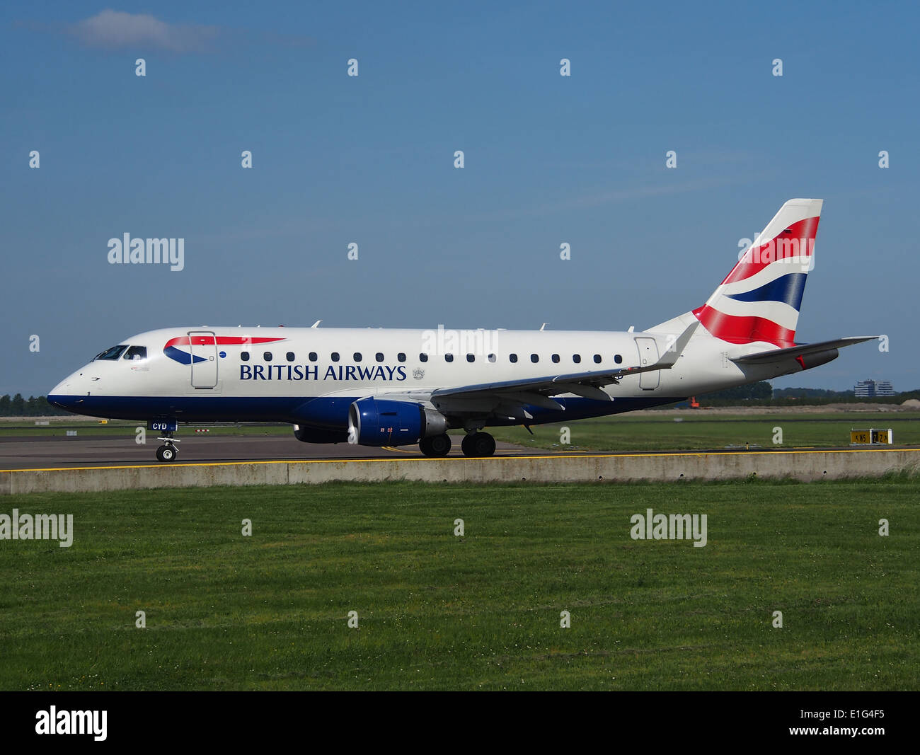 Il G-LCYD Embraer ERJ-170STD, gestito da BA CityFlyer, si trova all'aeroporto di Schiphol, nei Paesi Bassi. Questo jet regionale fa parte della flotta di British Airways, che fornisce servizi di trasporto a corto raggio in tutta Europa. Foto Stock
