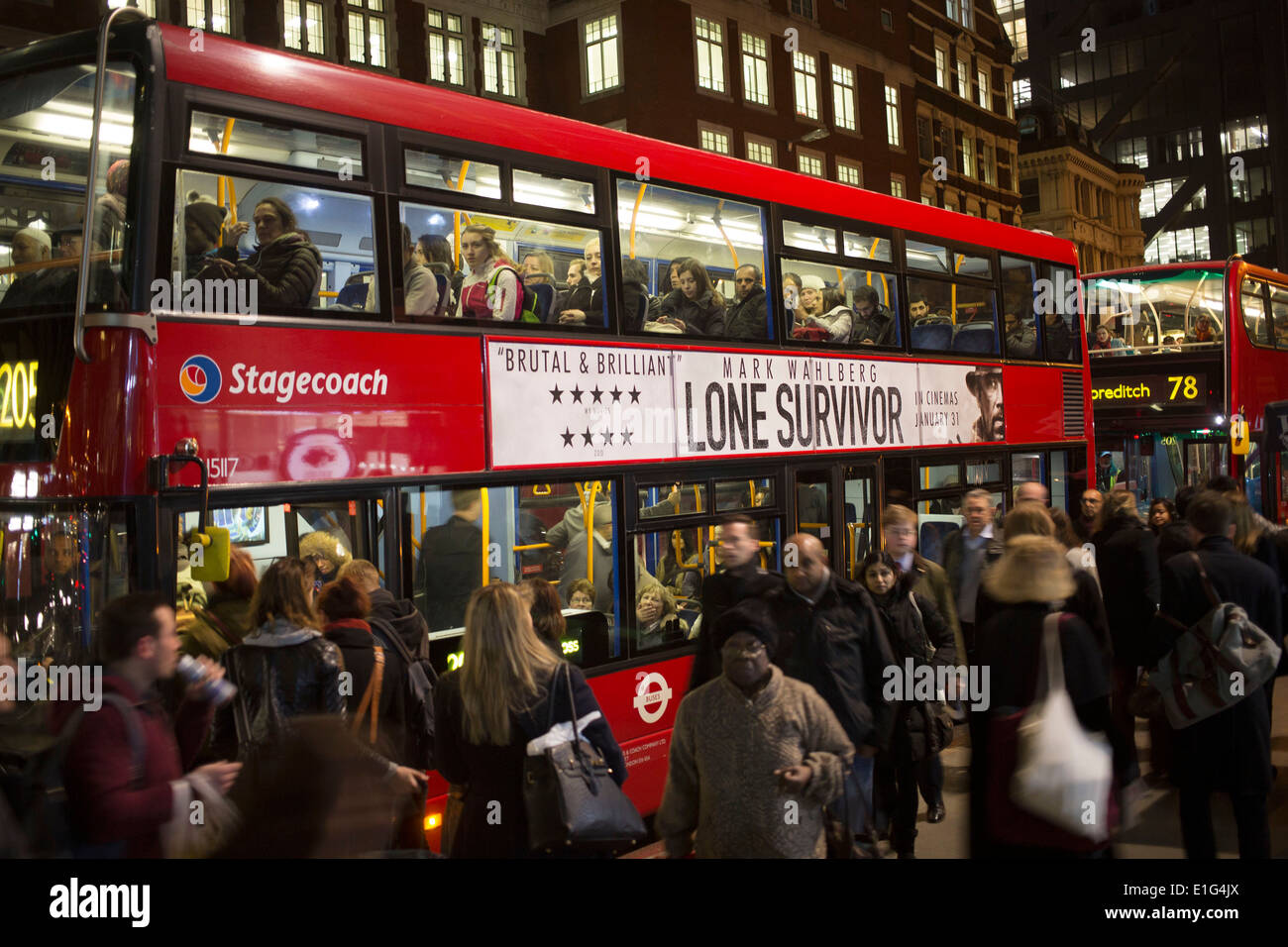 Rush Hour folla in attesa per i mezzi di trasporto pubblico su Bishopsgate nella città di Londra. Foto Stock