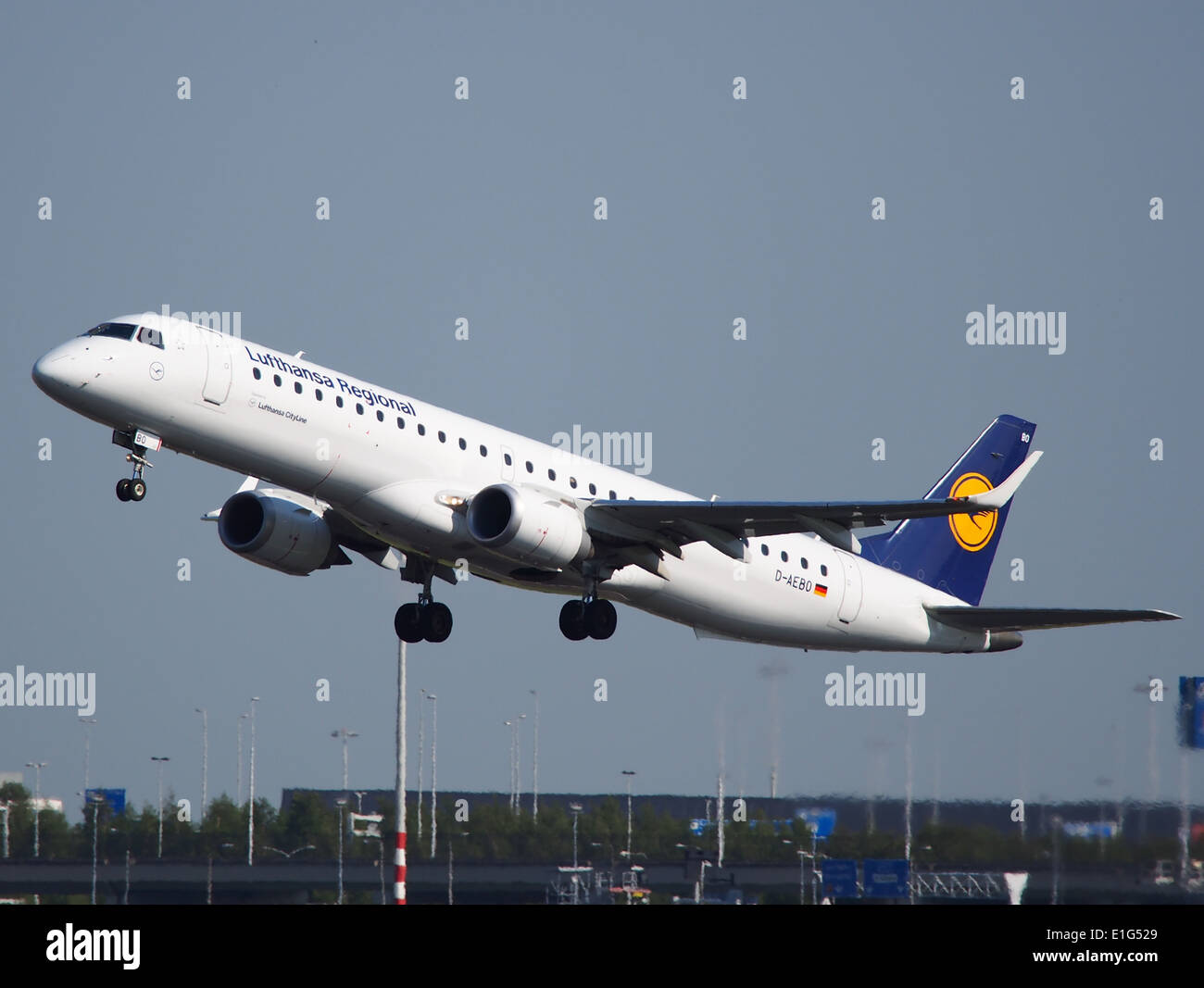 Il D-AEBO, un Embraer ERJ-195LR (ERJ-190-200 LR), gestito dalla Lufthansa CityLine, è catturato all'aeroporto di Schiphol (AMS) nei Paesi Bassi. Questo aereo fa parte della flotta regionale della Lufthansa per i voli europei. Foto Stock