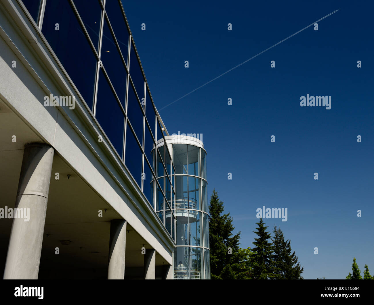 Getto di vapore sul sentiero azzurro cielo e Ontario Associazione degli Architetti la costruzione di Toronto in Canada Foto Stock