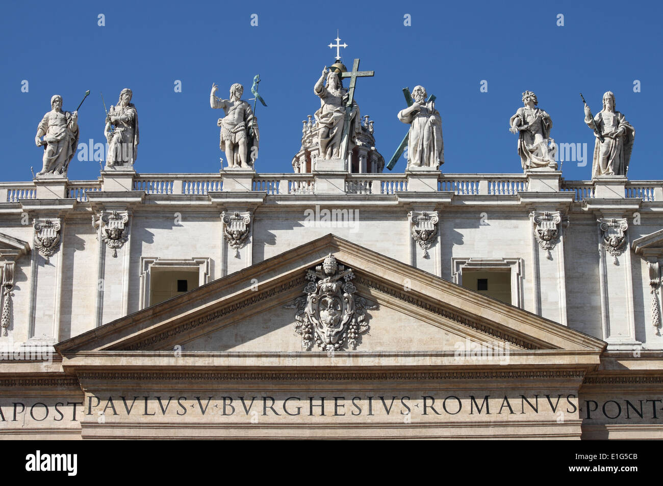 Le statue di Cristo, Giovanni il Battista e alcuni apostoli sulla parte superiore della Basilica di San Pietro facciata. Roma, Italia Foto Stock