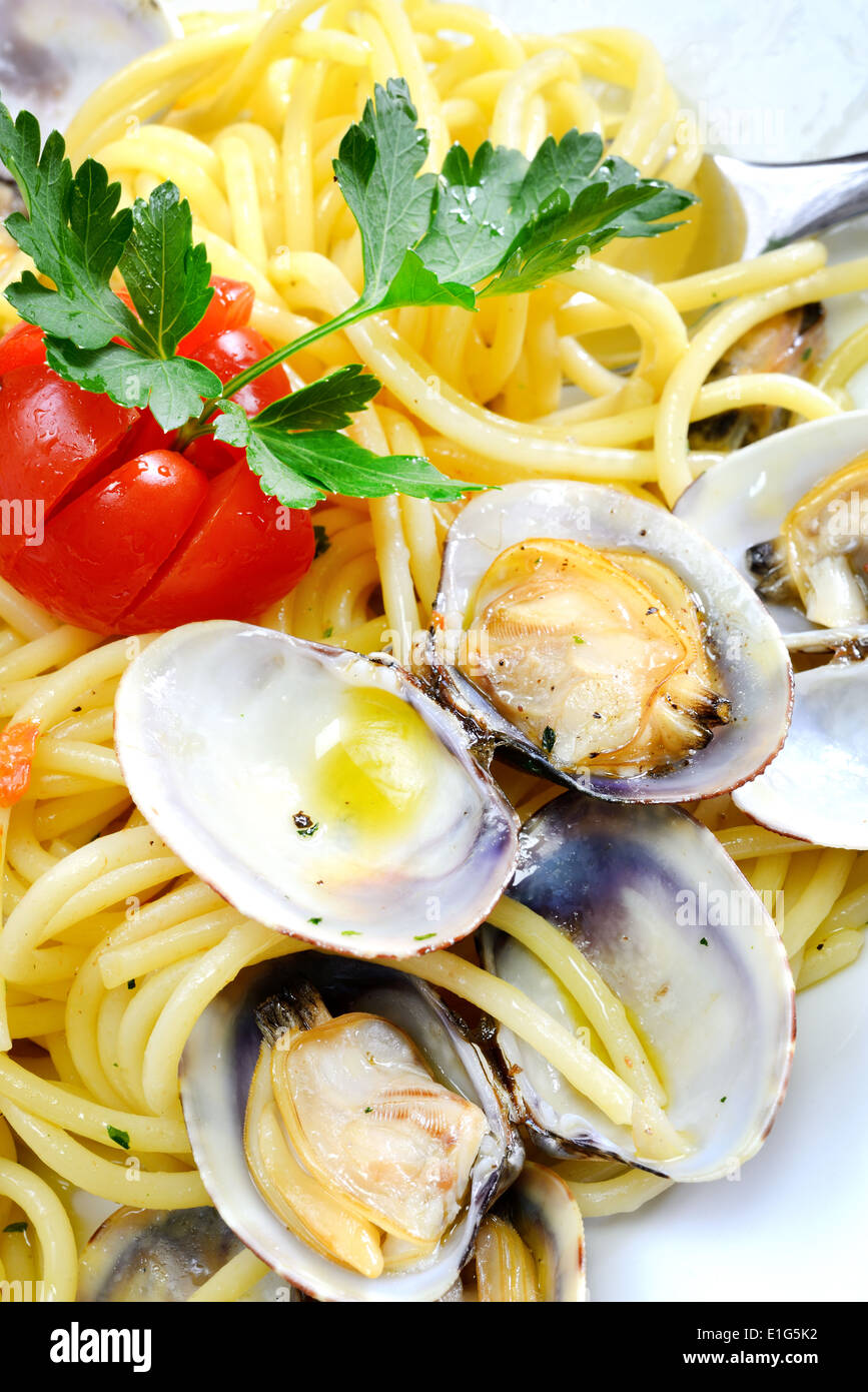 Italiano cibo tradizionale composto da spaghetti e frutti di mare fasolari,le vongole e cozze Foto Stock