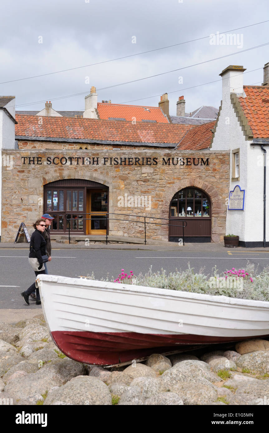 Piccolo fiore barca riempito nella parte anteriore della pesca scozzese museum di Anstruther, Fife Foto Stock