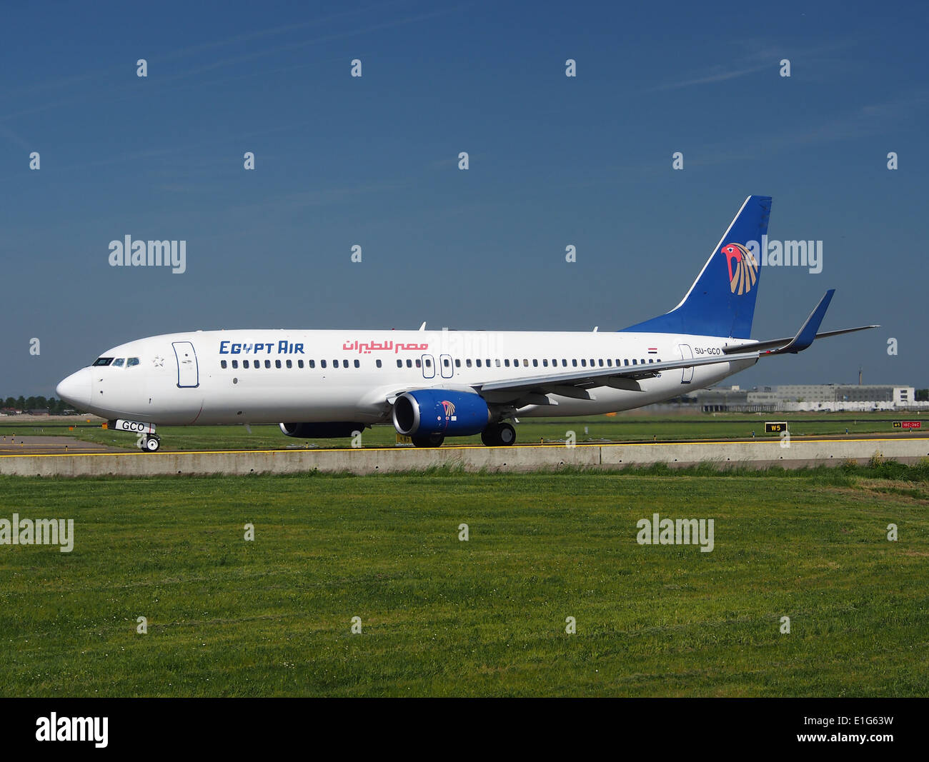 L'immagine mostra il Boeing 737-866(WL), immatricolato su-GCO, all'aeroporto di Schiphol (AMS - EHAM) nei Paesi Bassi il 16 maggio 2014. Questo aereo, parte della flotta di EgyptAir, è un popolare aereo di linea a fusoliera stretta utilizzato per voli a corto e medio raggio, catturato a terra all'aeroporto. Foto Stock