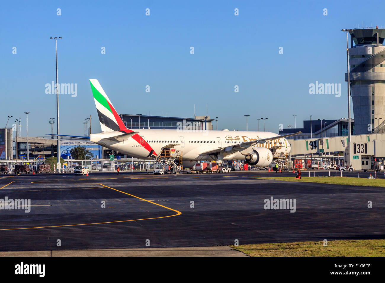 Emirates Airline Boeing B777 twin jet a Christchurch International Airport, Canterbury, Isola del Sud, Nuova Zelanda Foto Stock