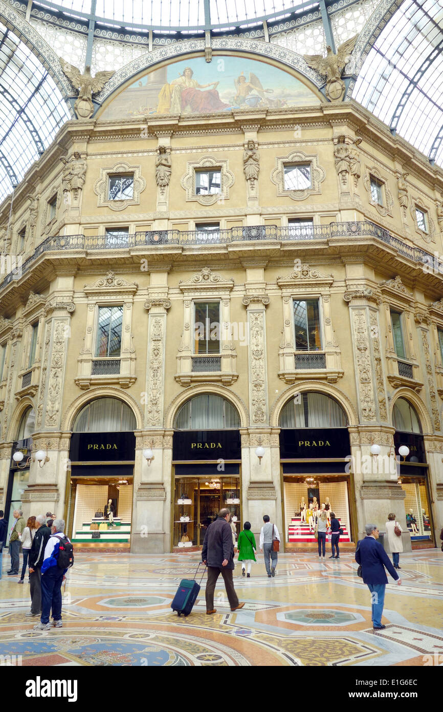 La gente a piedi dal negozio Prada Milano Italia Foto Stock