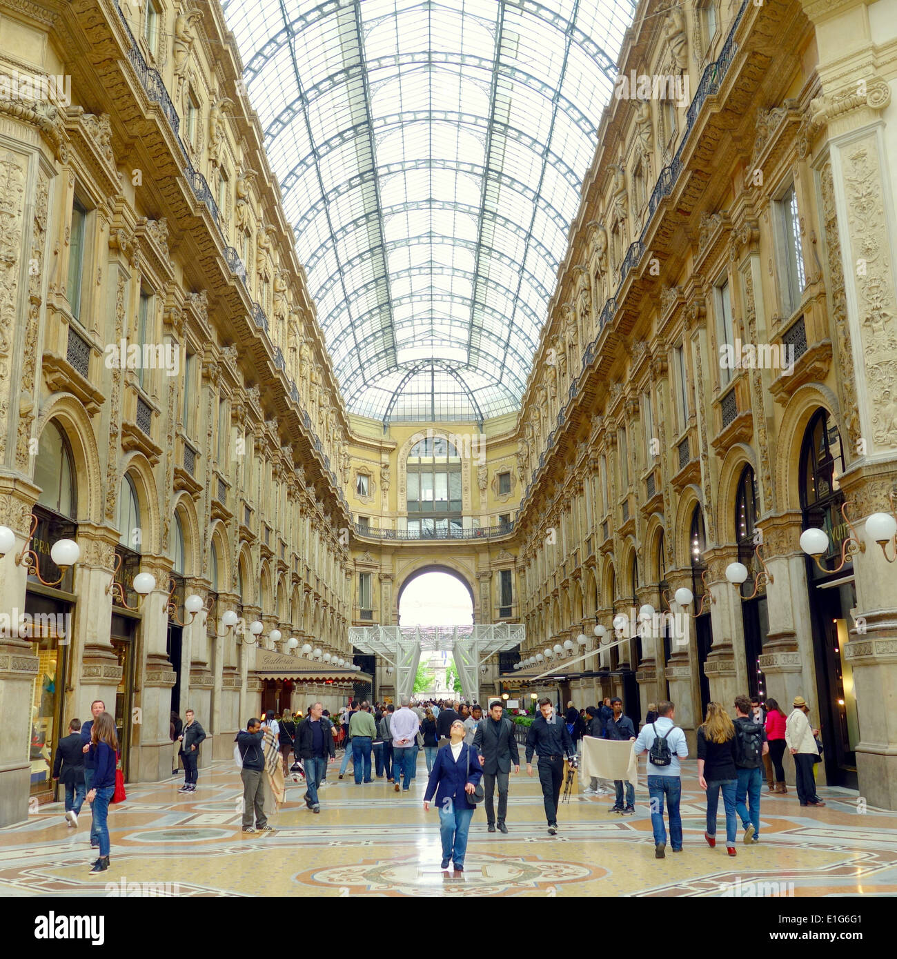 La gente in Galleria Vittorio Emanuele a Milano, Italia Foto Stock