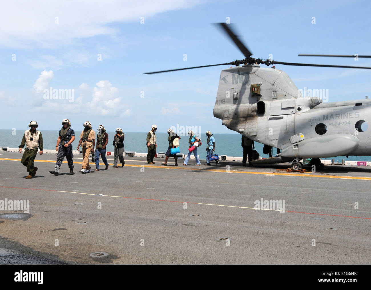 Guyanese pazienti arrivano a bordo dell'assalto anfibio nave USS Iwo Jima (LHD 7) per ricevere i servizi medici come parte del cost Foto Stock