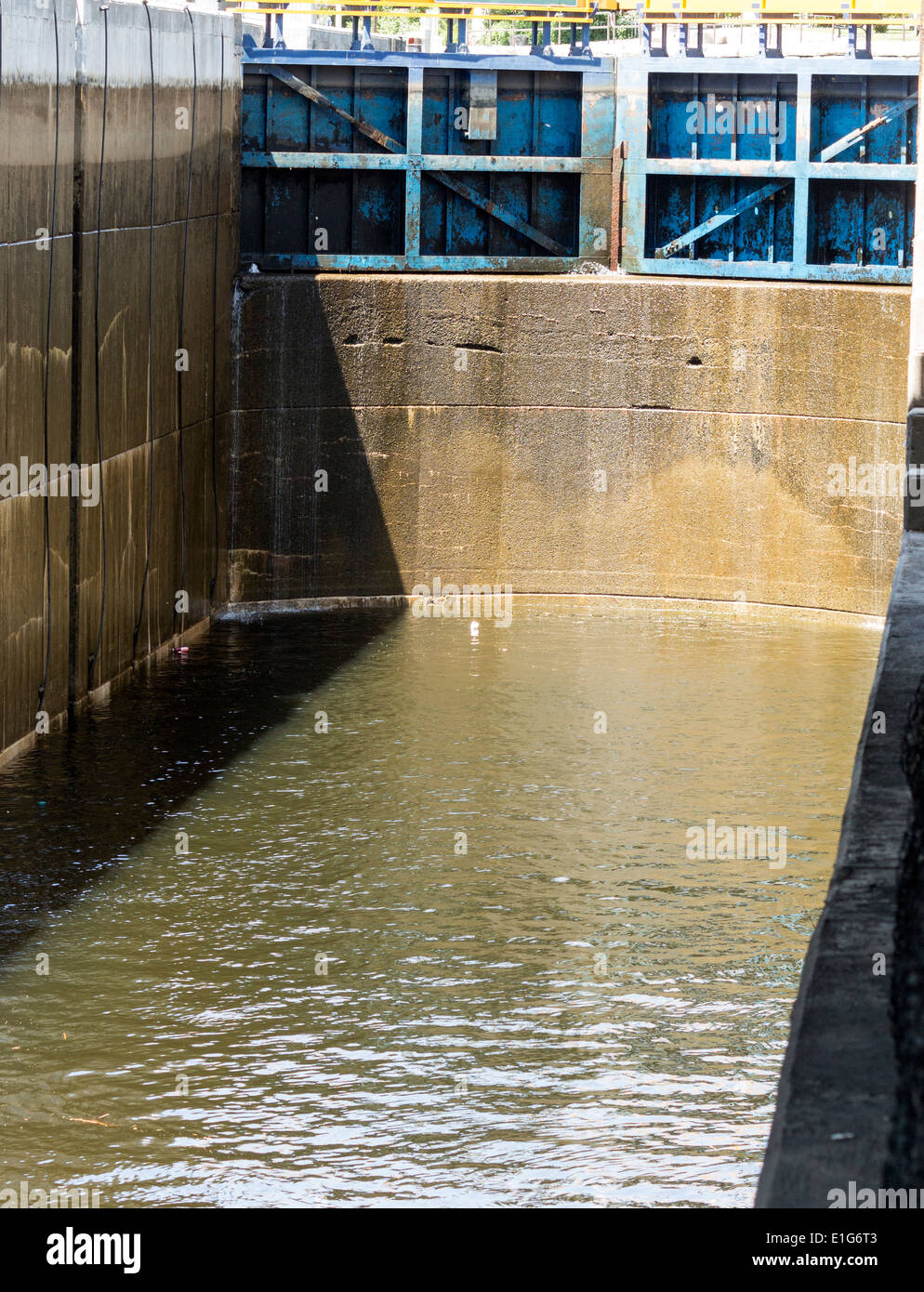 La camera di bloccaggio 34 in Fenelon cade sul Severn Trent per via navigabile in corrispondenza del suo punto più basso voce nel canale. Foto Stock