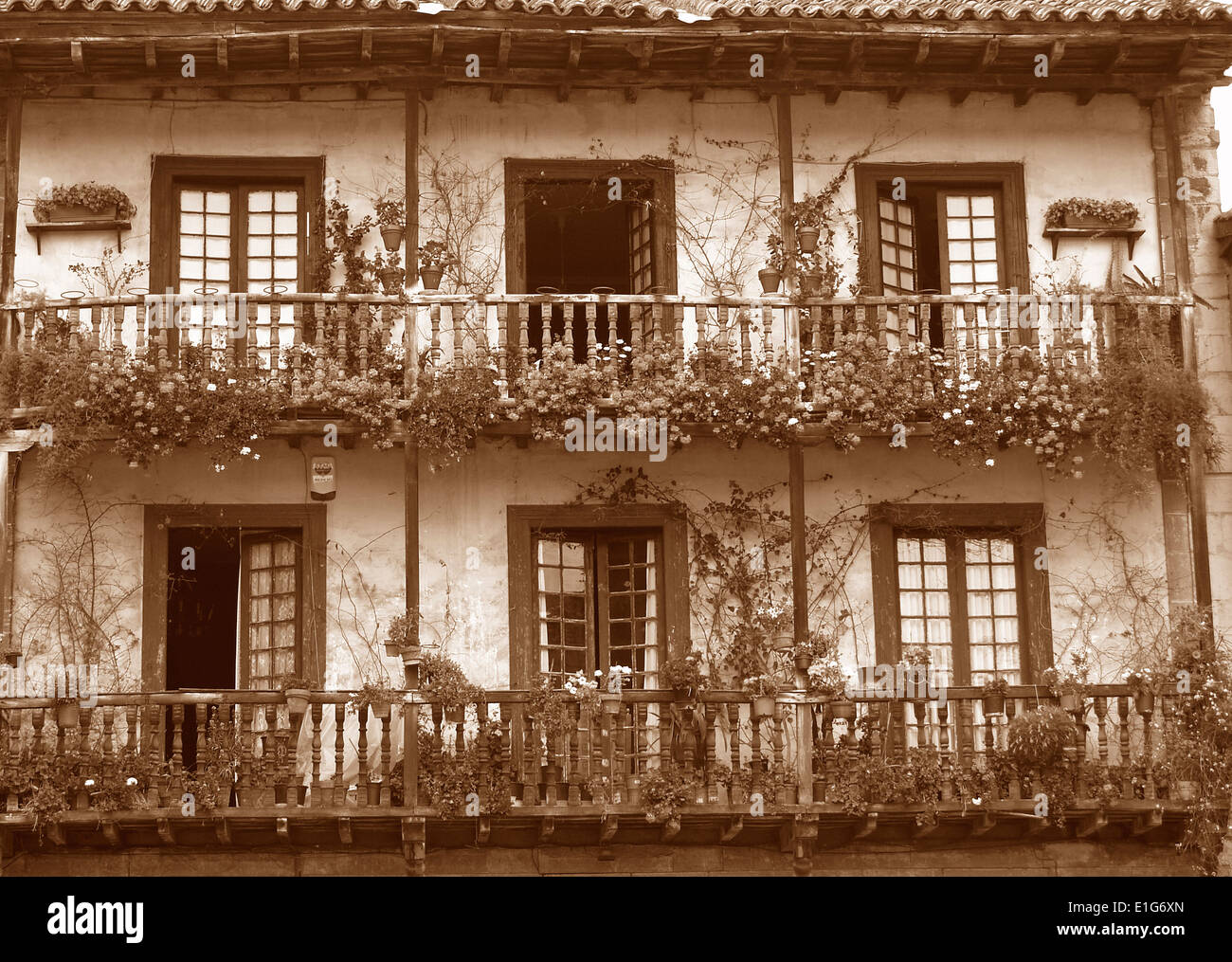 Un balcone fiorito in uno stile spagnolo casa in Santillana del Mar,Spagna Foto Stock