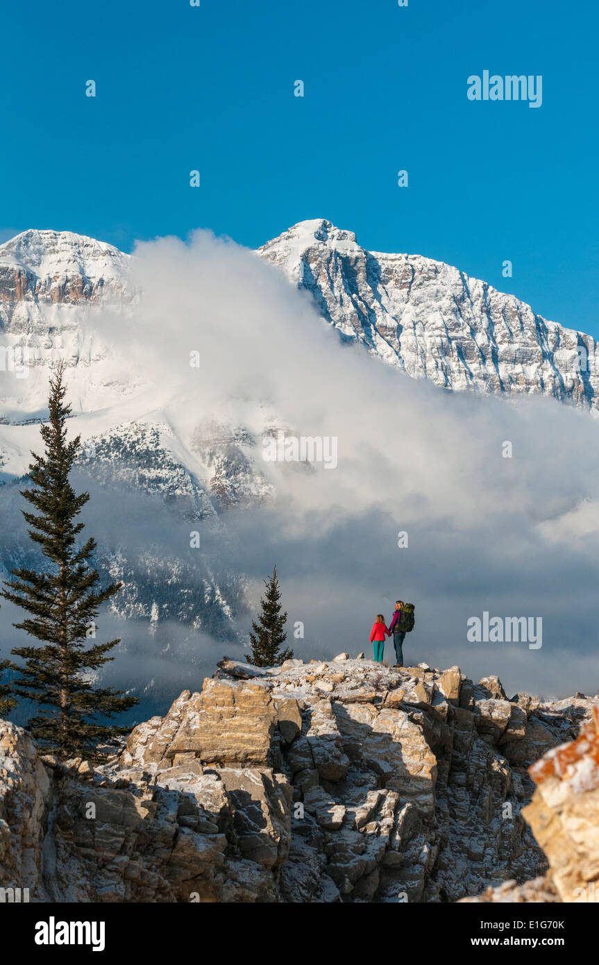 Una donna e di sua figlia escursionismo in prossimità del Fiume Saskatchewan sotto le Montagne Rocciose Canadesi, il Parco Nazionale di Banff, Alberta, Canada. Foto Stock