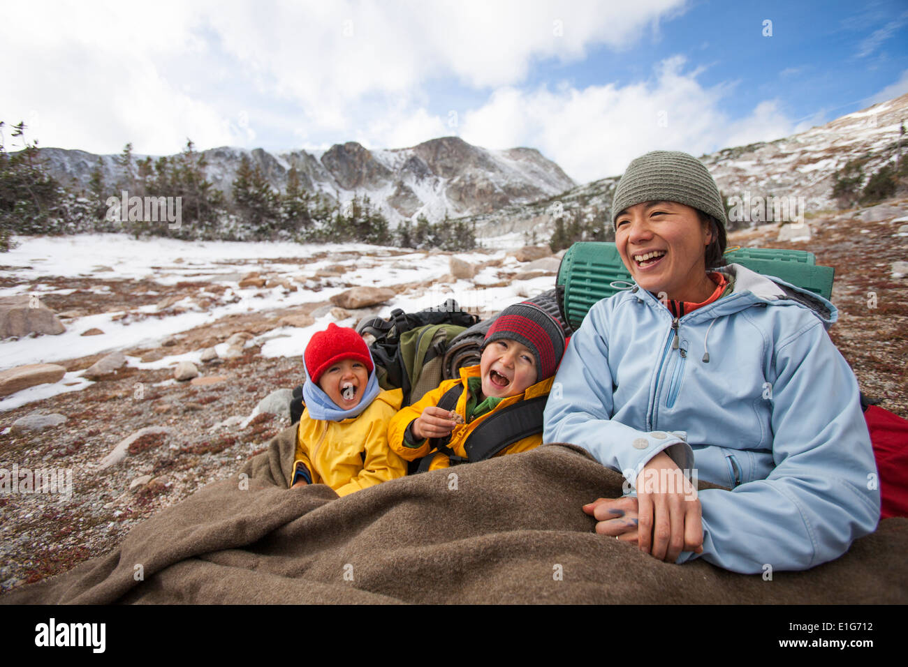 Madre e figlio godetevi una passeggiata lungo una neve intercapedine riempita Trail Foto Stock