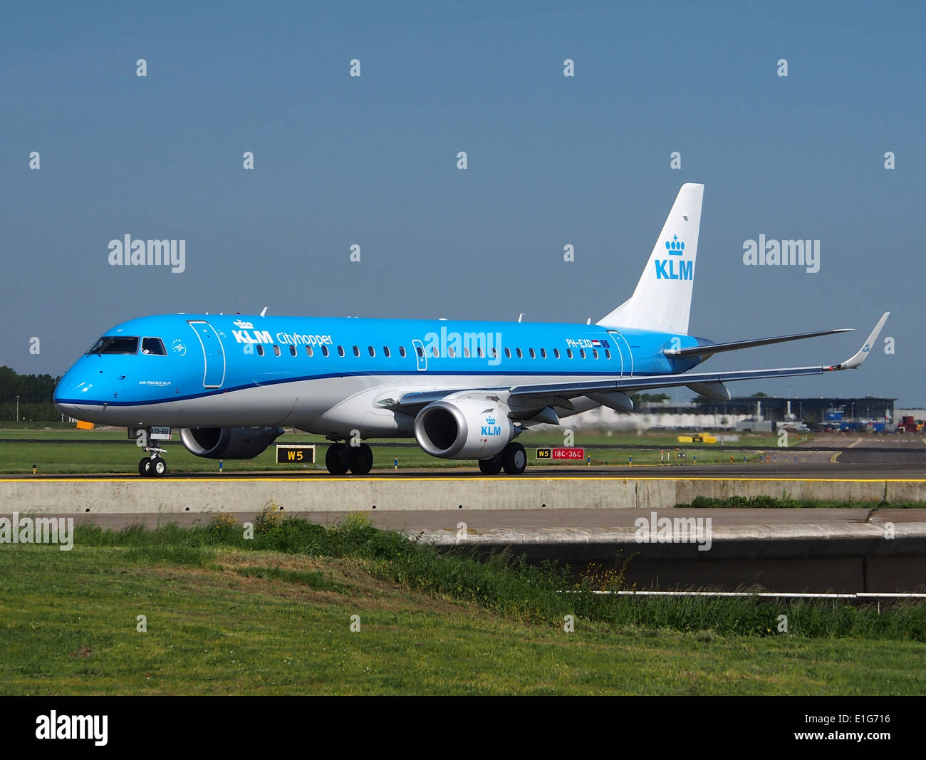 L'immagine cattura un KLM Cityhopper Embraer ERJ-190STD all'aeroporto di Schiphol, Paesi Bassi, il 16 maggio 2014. L'aereo è posizionato sulla pista, mostrando la sua livrea e il suo design moderno. Foto Stock