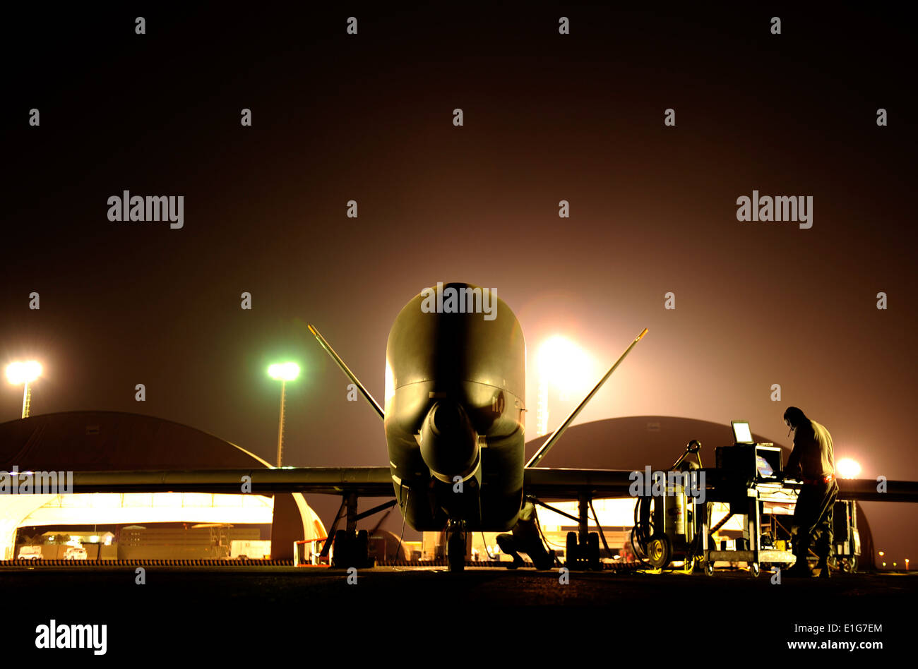 Stati Uniti Air Force di tecnici di manutenzione effettuare controlli preflight su un RQ-4 Global Hawk drone assegnato al Foto Stock