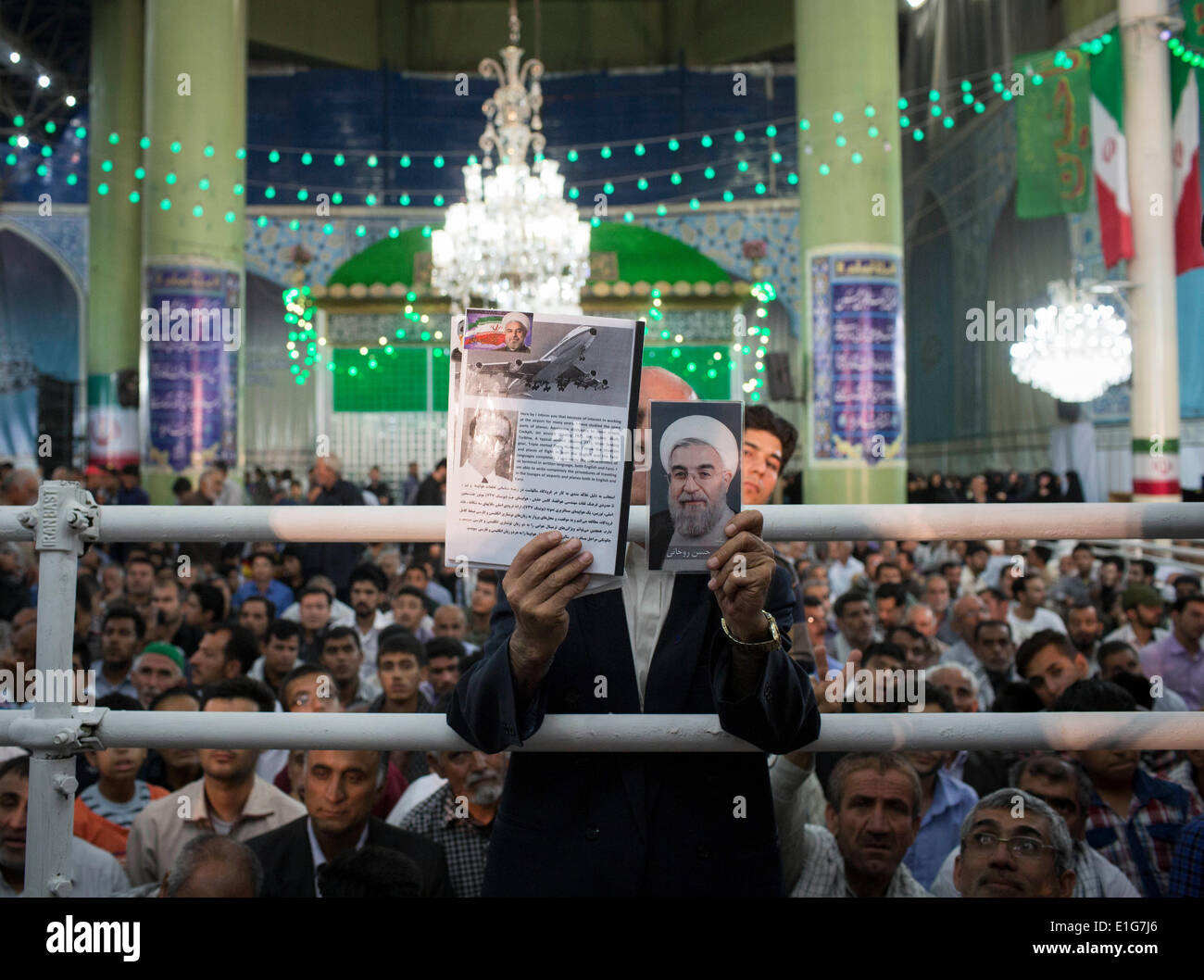 Tehran, Iran. Il 3 giugno, 2014. Un uomo iraniano mantiene un ritratto di presidente dell'Iran HASSAN ROUHANI come egli assistere ad una cerimonia per l anniversario della morte di Iran del defunto capo Ayatollah Ruhollah Khomeini di Khomeini il santuario in Behesht Zahra cimitero nel sud di Tehran. (Credit: Credito: Morteza Nikoubazl/ZUMAPRESS.com/Alamy Live News) Foto Stock