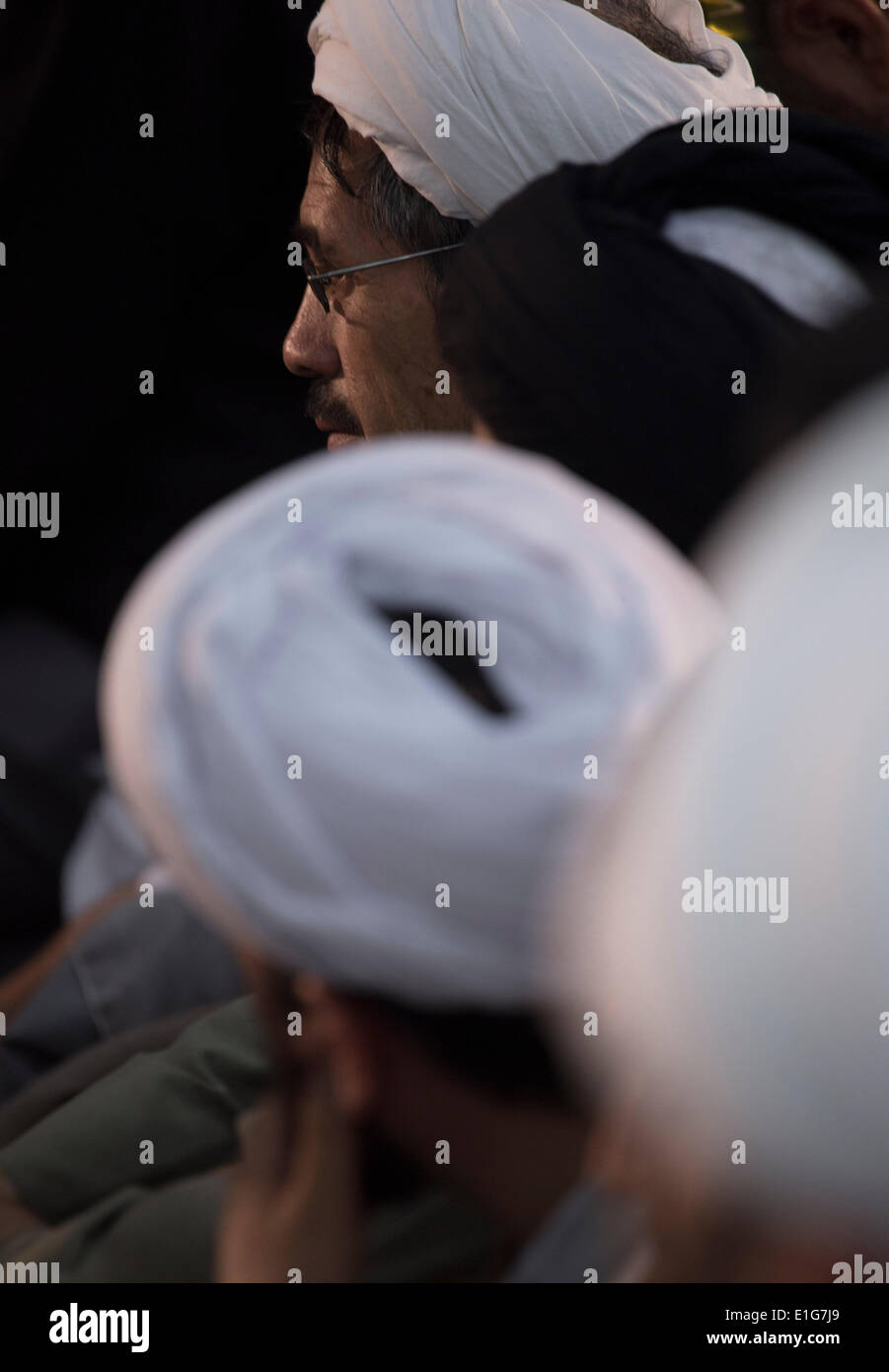 Tehran, Iran. Il 3 giugno, 2014. Un chierico si affaccia su come egli assistere ad una cerimonia per l anniversario della morte di Iran del defunto capo Ayatollah Ruhollah Khomeini di Khomeini il santuario in Behesht Zahra cimitero nel sud di Tehran. (Credit: Credito: Morteza Nikoubazl/ZUMAPRESS.com/Alamy Live News) Foto Stock