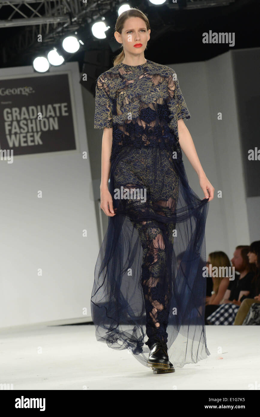 Londra, Regno Unito. Il 3 giugno 2014. Modello indossa un Bath Spa University Designer dalla grazia Weller il vincitore di George £10.000 premio alla Graduate Fashion Week Awards presso la vecchia fabbrica di birra a Londra. Credito: Vedere Li/Alamy Live News Foto Stock