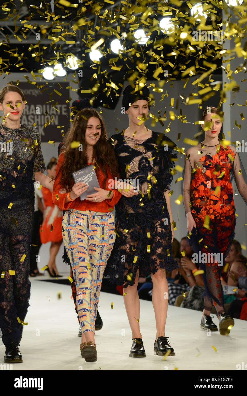 Londra, Regno Unito. Il 3 giugno 2014. Bath Spa University Designer grazia Weller è il vincitore di George £10.000 premio alla Graduate Fashion Week Awards presso la vecchia fabbrica di birra a Londra. Credito: Vedere Li/Alamy Live News Foto Stock
