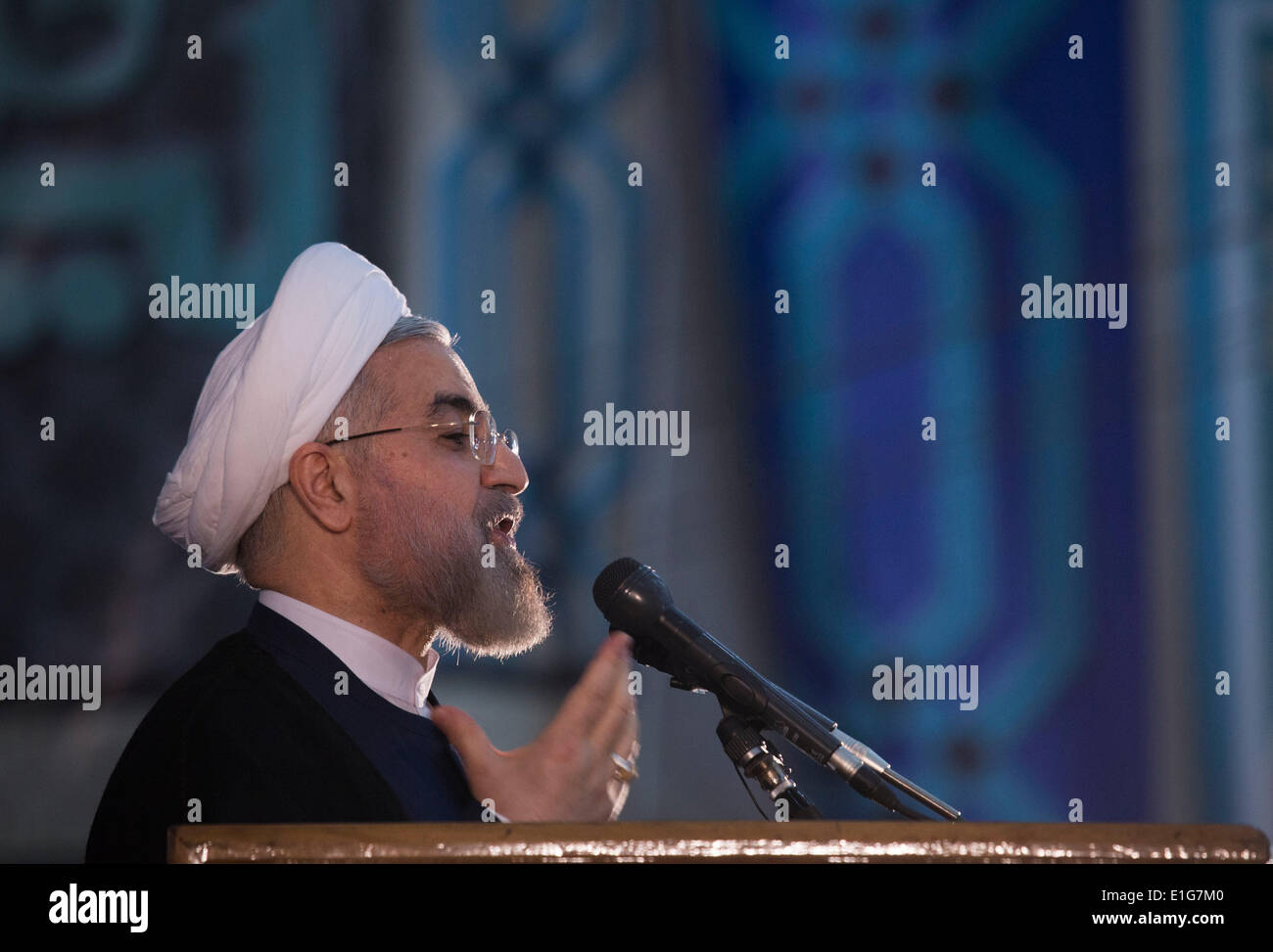Tehran, Iran. Il 3 giugno, 2014. Il presidente iraniano HASSAN ROUHANI gesti mentre si parla nel corso di una cerimonia per l anniversario della morte di Iran del defunto capo Ayatollah Ruhollah Khomeini di Khomeini la tomba in Behesht Zahra cimitero nel sud di Tehran. (Credit: Credito: Morteza Nikoubazl/ZUMAPRESS.com/Alamy Live News) Foto Stock