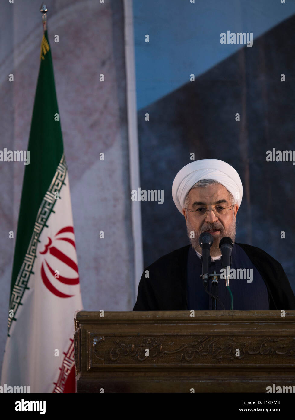 Tehran, Iran. Il 3 giugno, 2014. Il presidente iraniano HASSAN ROUHANI parla durante una cerimonia per l anniversario della morte di Iran del defunto capo Ayatollah Ruhollah Khomeini di Khomeini la tomba in Behesht Zahra cimitero nel sud di Tehran. (Credit: Credito: Morteza Nikoubazl/ZUMAPRESS.com/Alamy Live News) Foto Stock