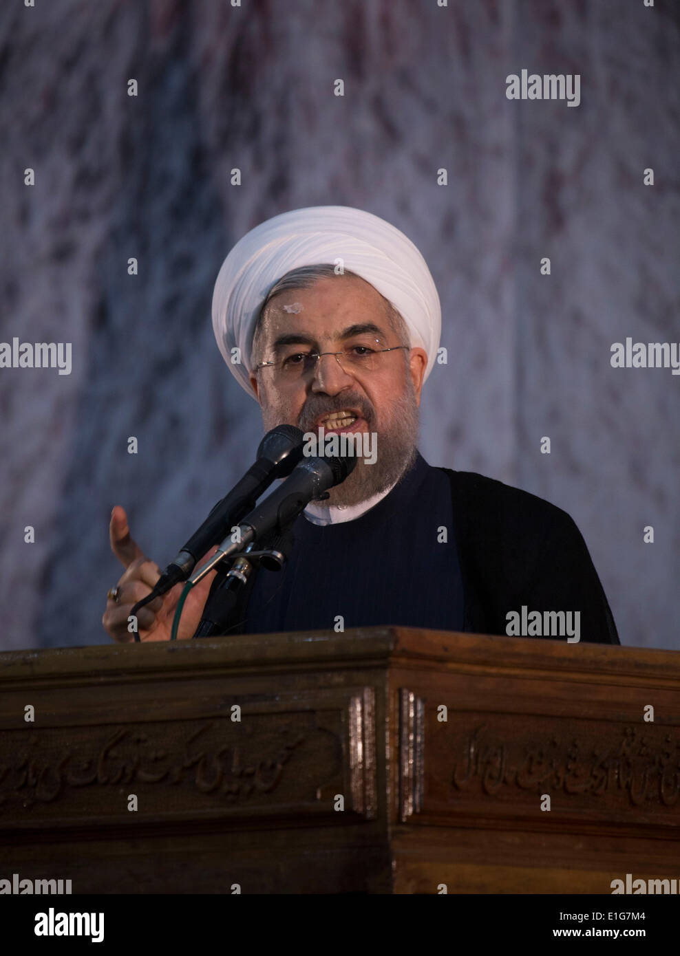 Tehran, Iran. Il 3 giugno, 2014. Il presidente iraniano HASSAN ROUHANI gesti mentre si parla nel corso di una cerimonia per l anniversario della morte di Iran del defunto capo Ayatollah Ruhollah Khomeini di Khomeini la tomba in Behesht Zahra cimitero nel sud di Tehran. (Credit: Credito: Morteza Nikoubazl/ZUMAPRESS.com/Alamy Live News) Foto Stock